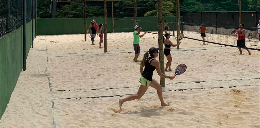 Pedro Augusto dando aula de beach tennis na Beach do Barba (foto 1 de 3)