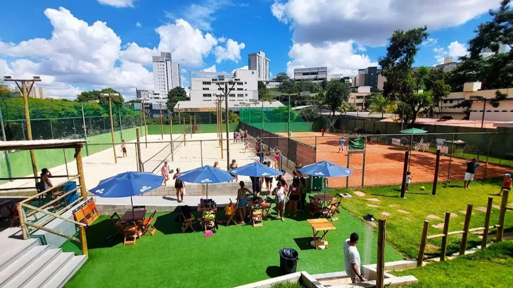 Pedro Augusto dando aula de beach tennis na Beach do Barba (foto 3 de 3)